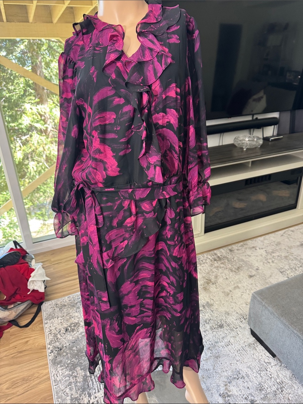 Black & Fuchsia Ruffle Midi Dress

Bag 14